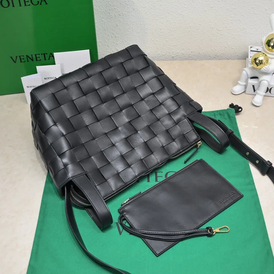 Batch 2600 BottegaVeneta What can be packed in the new bowling bag? Have you got the new bowling bag? Super large capacity ~ The key is low-key, simple and casual style ~ the fashion sense is not reduced at all. It combines BV's classic woven elements and can also be used for computers. The length of the shoulder straps can be adjusted. It is suitable for tall girls to carry. Boys also have a sunny back☀️ Style number: 7466# Size: 28*21*16